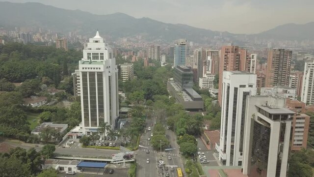 Las calles de una ciudad con &aacute;rboles y edificios