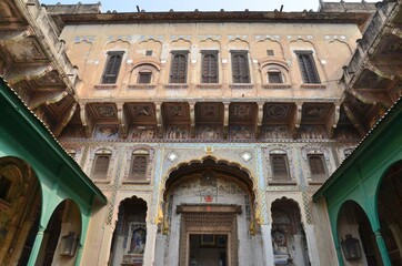 A hidden jewel offside the touristic trails: the city of Bikaner with its wonderfully painted houses