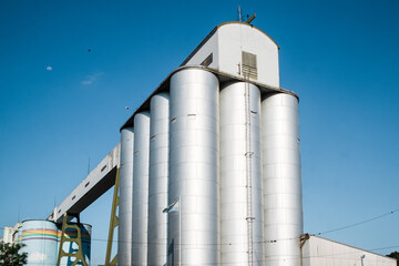 Silos plant for the storage and drying of cereal © celeste