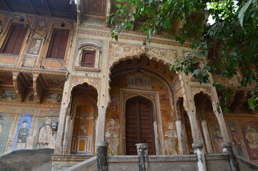 A hidden jewel offside the touristic trails: the city of Bikaner with its wonderfully painted houses