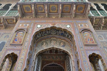 A hidden jewel offside the touristic trails: the city of Bikaner with its wonderfully painted houses