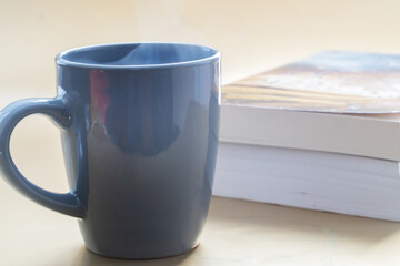Obraz premium Coffee or tea with books in the background to give a relaxing feeling .
