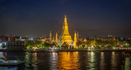 Fototapeta na wymiar Wat Arun at night, A Buddhist temple in Bangkok, Thailand, Wat Arun is one of the most well known of Thailand's landmarks