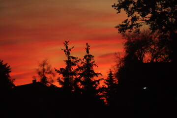czerwone  chmury  zachodu  słońca  nad  miastem