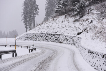 strada inverno innevata pulizia strade neve strada con neve di montagna 