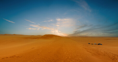 Obraz na płótnie Canvas Middle East orange sand dunes desert panorama 