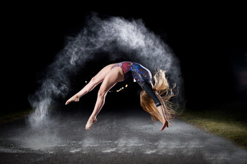 Fototapeta na wymiar gimnasta haciendo pruebas en el aire con harina humo