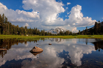 Yosemite National Park lake right at the entrance gate