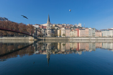 Fototapeta na wymiar Paysage de ville: Lyon, la Saône et le quartier saint Georges