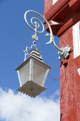 Laterne am Fachwerkfassade mit blauem Himmel im Hintergrund