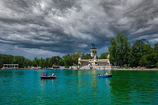 palacio de cristal del parque del retiro en madrid