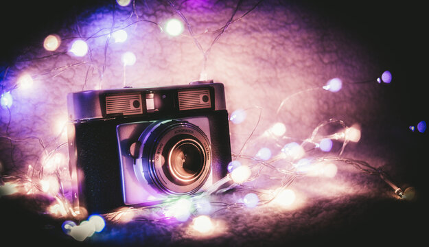 Camara de fotos vintage con luces de navidad