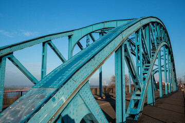 Fototapeta premium Anschlussbrücke über den Eisenbahnhafen in Duisburg Ruhrort
