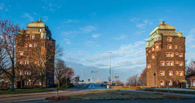 Die beiden historischen Br&uuml;ckent&uuml;rme der Friedrich-Ebert-Br&uuml;cke in Duisburg Ruhrort mit Blick auf die Rheinbr&uuml;cke