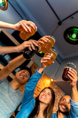 Obraz premium A group of friends toasting in a pub