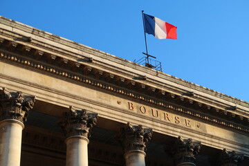 Façade du palais Brongniart, siège de la Bourse de Paris, surmonté du drapeau français (France)