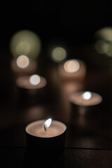palące się świeczki