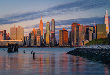 Obraz premium city skyline New York Manhattan panoramic sea reflections beautiful sunrise 