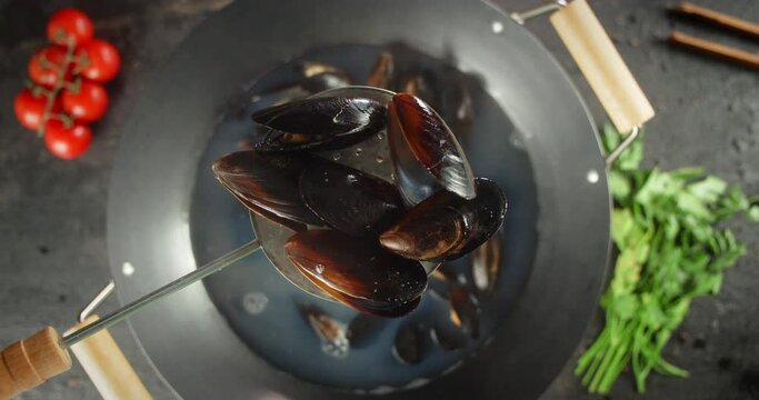 Boiled mussels are extracted from boiling water. 