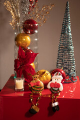 Adornos navideños con árbol metálico de navidad