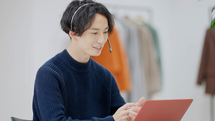 オンライン会議をする若い男性