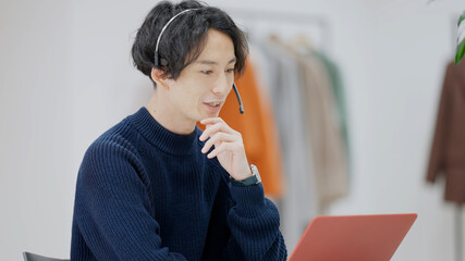 オンライン会議をする若い男性