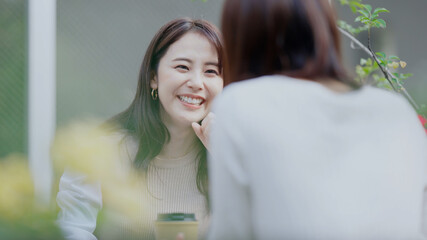 カフェで楽しそうに話す若い女性たち