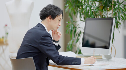 パソコンで仕事をする若い男性