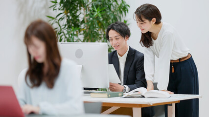 Obraz premium 意見交換をする若い男女