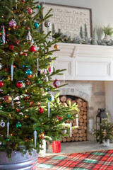 Live Christmas tree with vintage decorations in the living room - 396909140