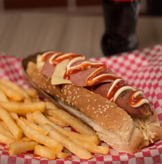 Sabrosos perros calientes,con papas acompañados  comida rapida