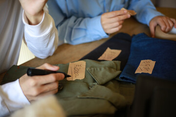 フリーマーケットの出品準備をする夫婦