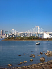 東京都　お台場海浜公園とレインボーブリッジ　
