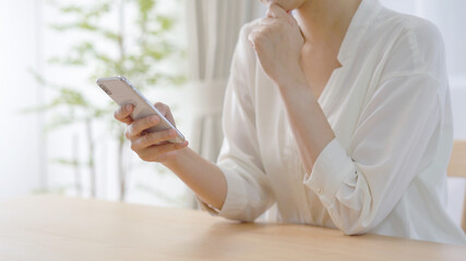 スマホを操作する女性