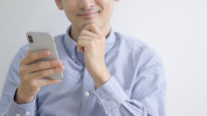 スマホを操作する男性