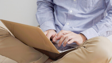 Obraz premium パソコンで仕事する男性