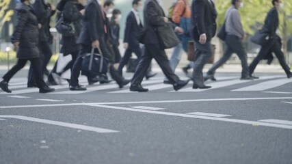 群衆・歩く人・横断歩道・東京駅