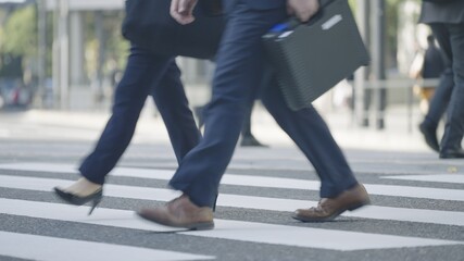 群衆・歩く人・横断歩道・東京駅