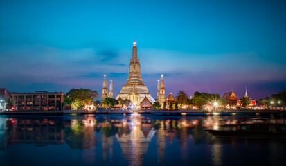 Fototapeta na wymiar Wat Arun in twilight, It is spectacular,This is an important landmark and a famous tourist destination at bangkok in thailand.