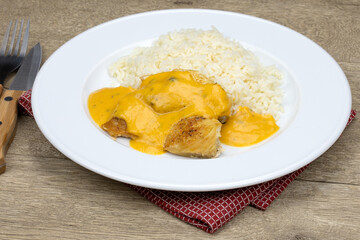 escalope de poulet , sauce au curry et riz dans une assiette