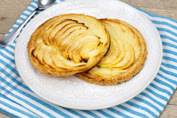 tartelettes fines aux pommes dans une assiette