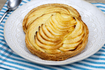 tartelettes fines aux pommes dans une assiette