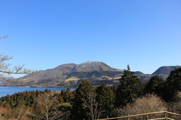 芦ノ湖越しの箱根山(神奈川県)