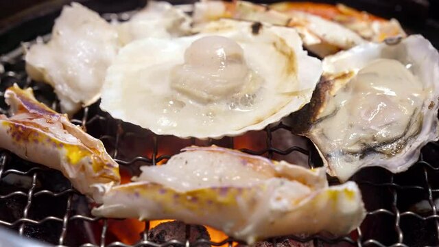 4K Shift Focus Charcoal grilled hokkaido hotate scallop Yakiniku Slow motion