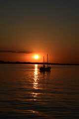 Fototapeta na wymiar beautiful and sunny sunset on the lake