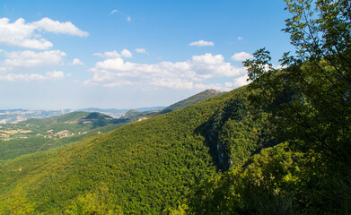 Fototapeta premium Vista lungo il sentiero di montagna in estate