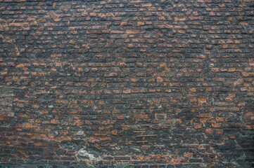 Ściana domu w Katowicach z widocznymi zanieczyszczeniami na cegłach. © Tomajasi