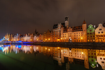 Fototapeta na wymiar Wonderful night view of Gdansk with reflection of houses in the water 