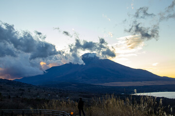 サンセットの富士山と山中湖をパノラマ台から見る