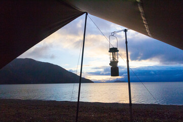 キャンプの朝と琵琶湖の風景